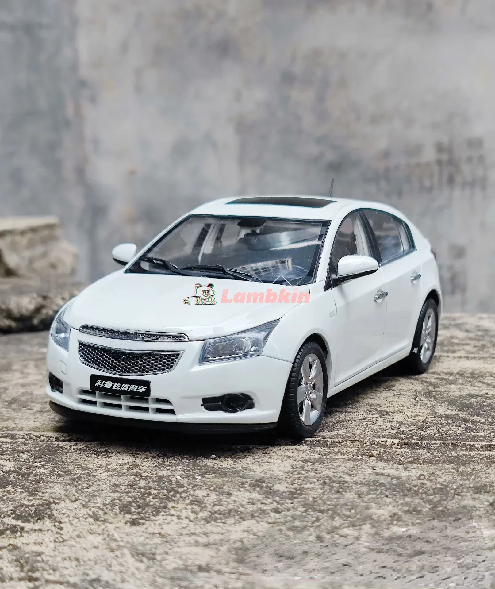 Model Decoration 1:18 For SGM Cruze hatchback model white Original Ten years old car no defects minor imperfections