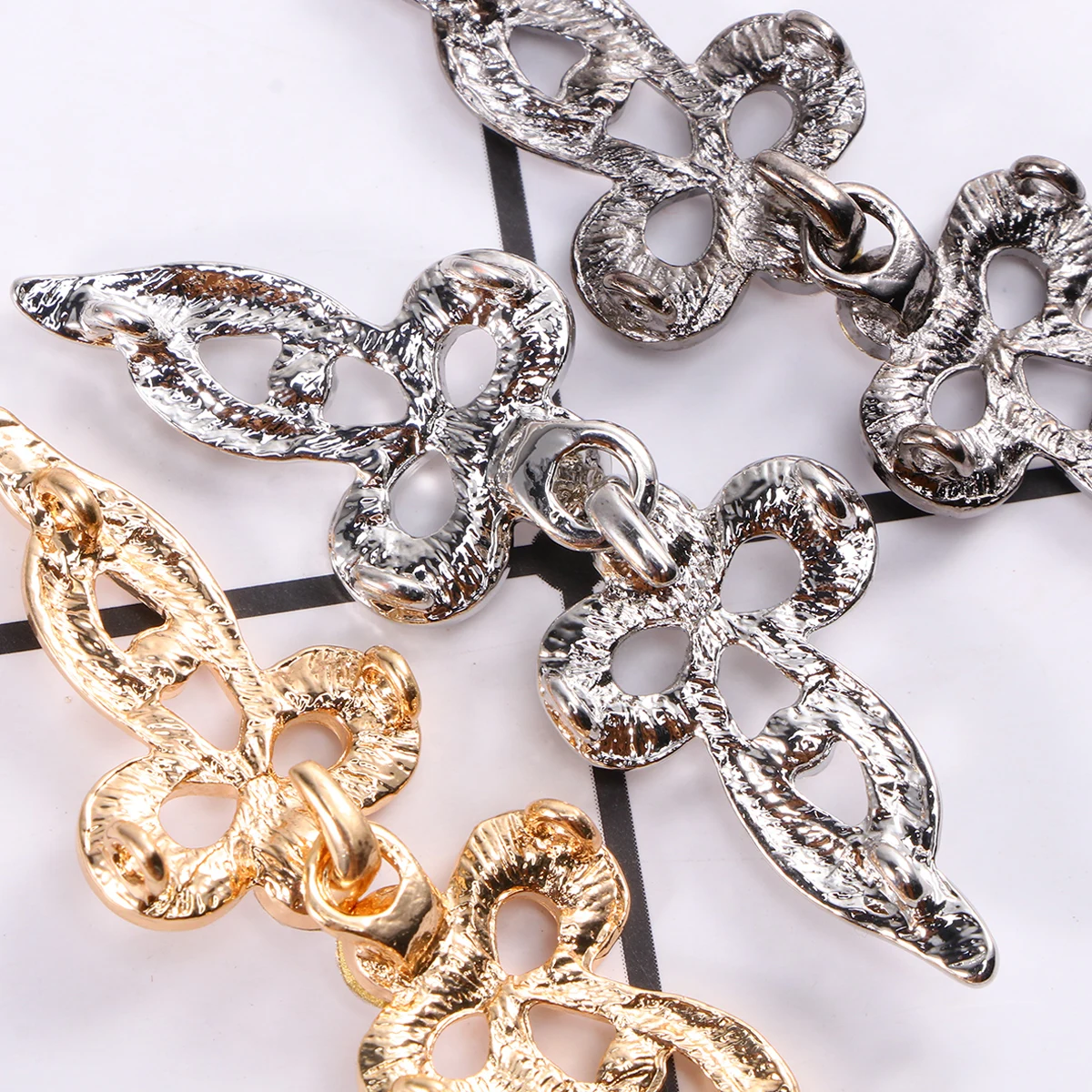 أزرار الزخرفية سبيكة الأزياء سترة كليب ل طوق شال سترة الملابس مشبك الاكسسوارات الحرفية الخياطة مفاهيم