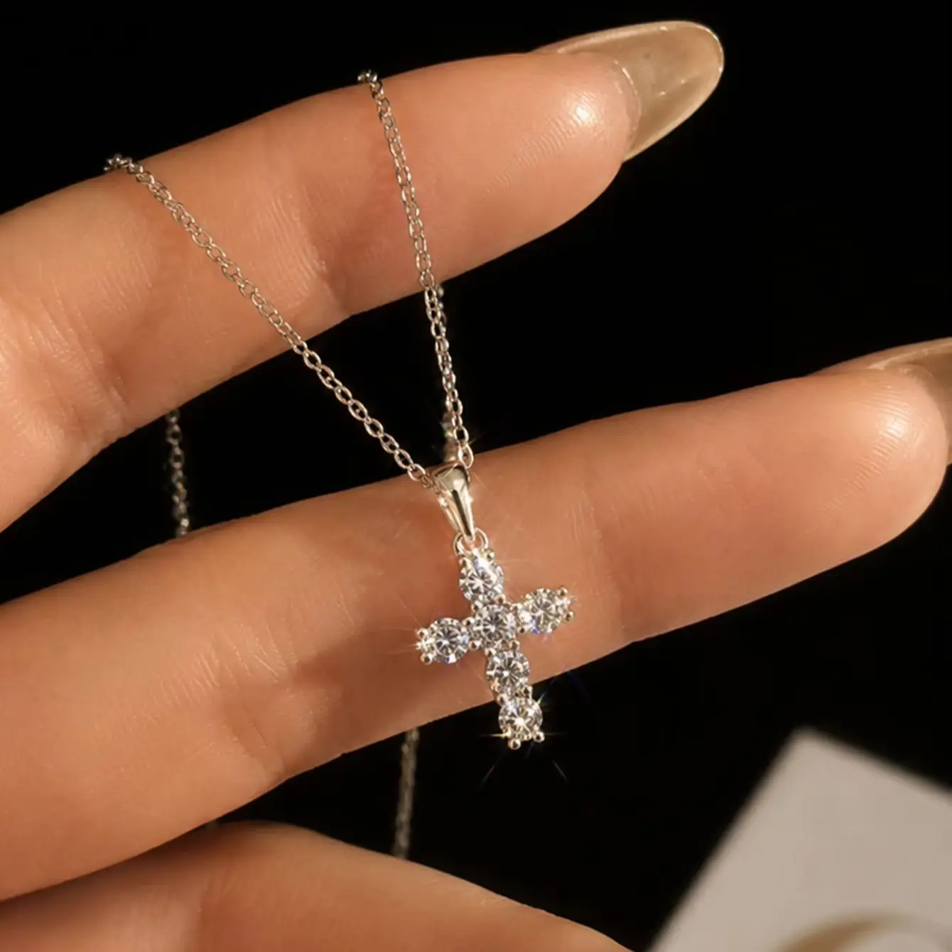 Eine 925 Sterling Silber Moissanit-Kreuzkette, die modisch, trendig, elegant, sanft, frisch und süß ist. – Detail 3