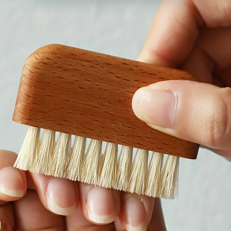 Reinigen Sie sanft und schrubben Sie Schmutz und Unreinheiten von Ihren Zehen und Nägeln mit dieser robusten Naturholz-Sisal-Nagelbürste!