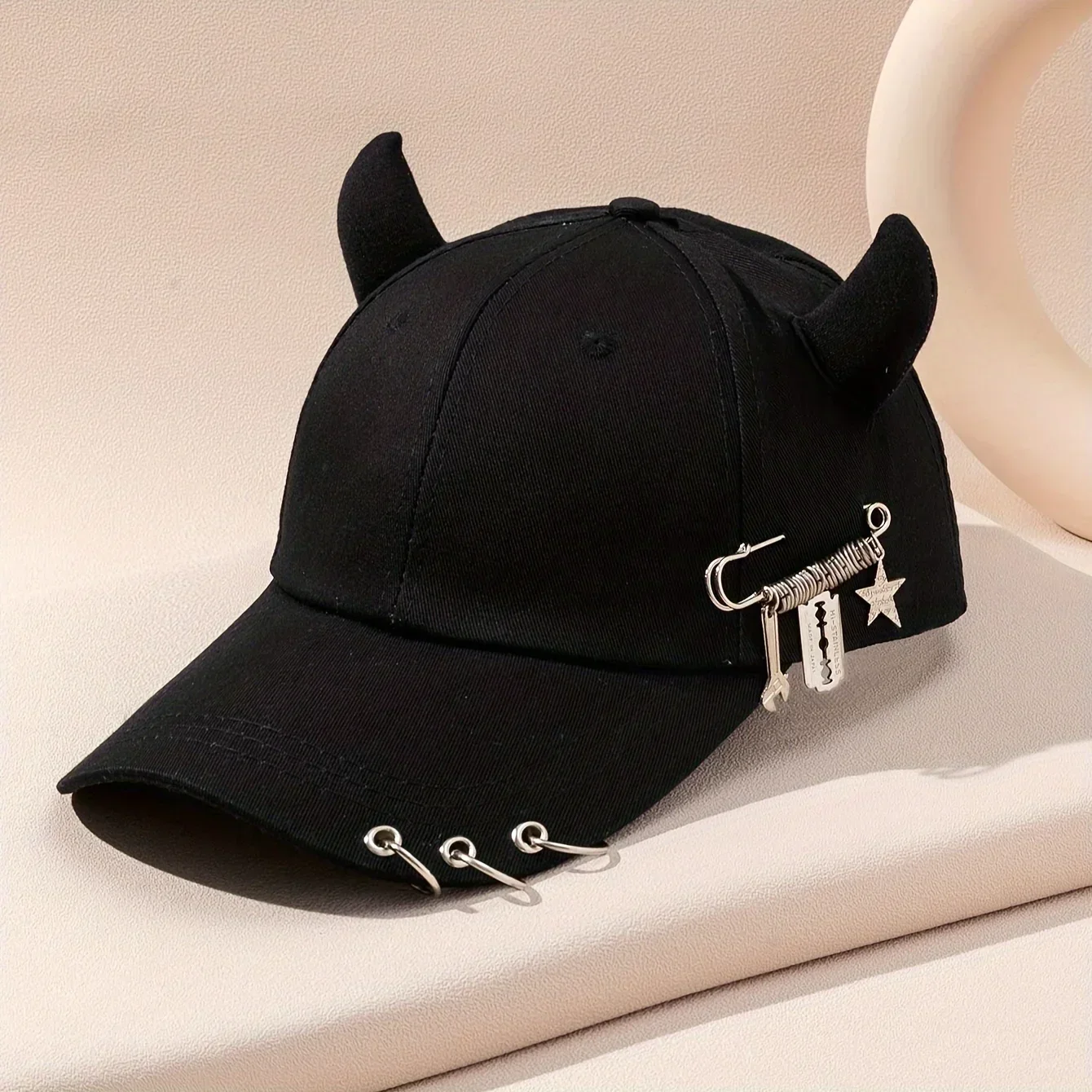 1pc Personalized Cow Horn Iron Ring Baseball Cap Versatile Student Curved Brim Duckbill Cap for Men and Women Street Hip-hop