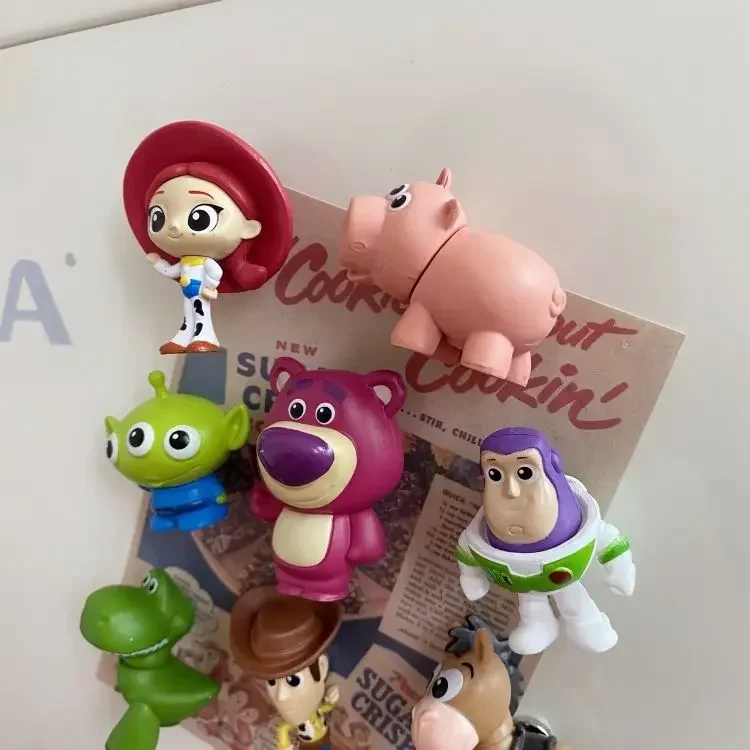 MINISO Toy Story แม่เหล็กติดตู้เย็น Busse Lightyear ตกแต่งเฟอร์นิเจอร์ Woody แม่เหล็กคนต่างด้าวปาร์ตี้ตกแต่งของขวัญการ์ตูน