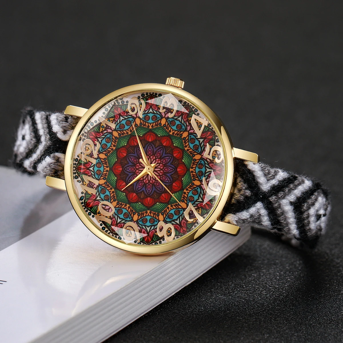 1pcs Women's Gift Watch Fashion Casual Personalized Digital Dial Trendy Classic Quartz Watch ( Box Not Included)