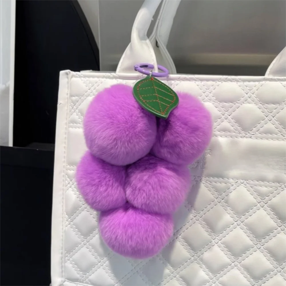 LLavero de uva peluda de felpa suave, decoración bonita, llavero de fruta, colgante, llavero de coche, llavero de pompones de piel de conejo Rex, 2 uds.