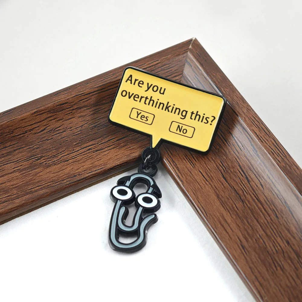 Lustiger Clippy Emaille-Pin Cartoon Büroklammer Metallbrosche Overthinking Meme Anstecknadel Niedliches Schmuckgeschenk für Freunde und Kollegen – Detail 8