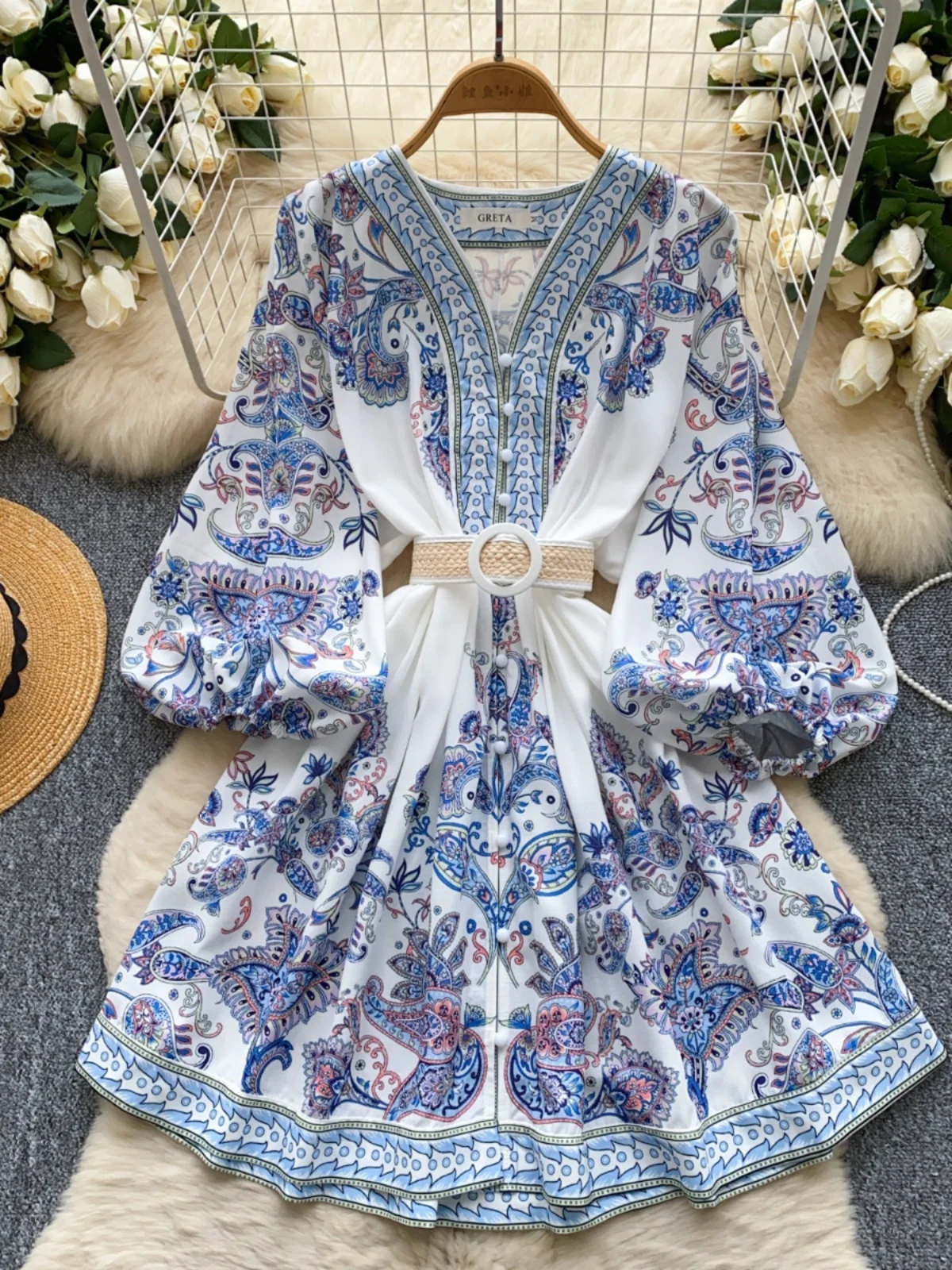 فستان نسائي جديد بتصميم ريترو لربيع 2025، بقصة A-Line وياقة V وأكمام فانوسية، مطبوع، بخصر عالٍ وأكمام طويلة، بتصميم فستان قصي... #1