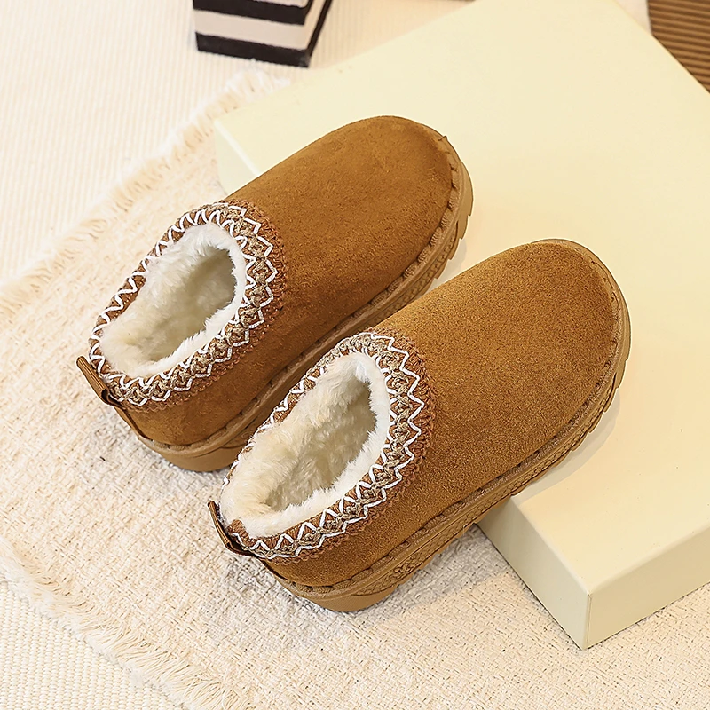 2026 winter snow boots for girls, new children's shoes, thick soled warm shoes, retro wave striped woolen leather shoes