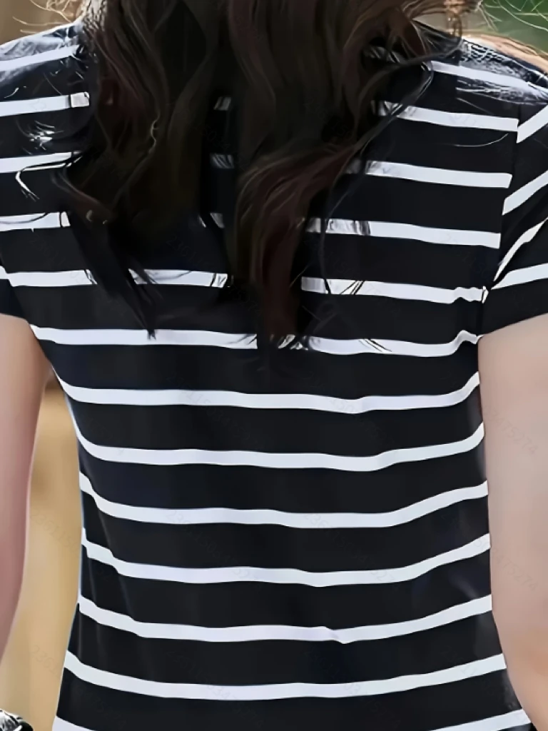 Directional women's fashionable striped short sleeved T-shirt