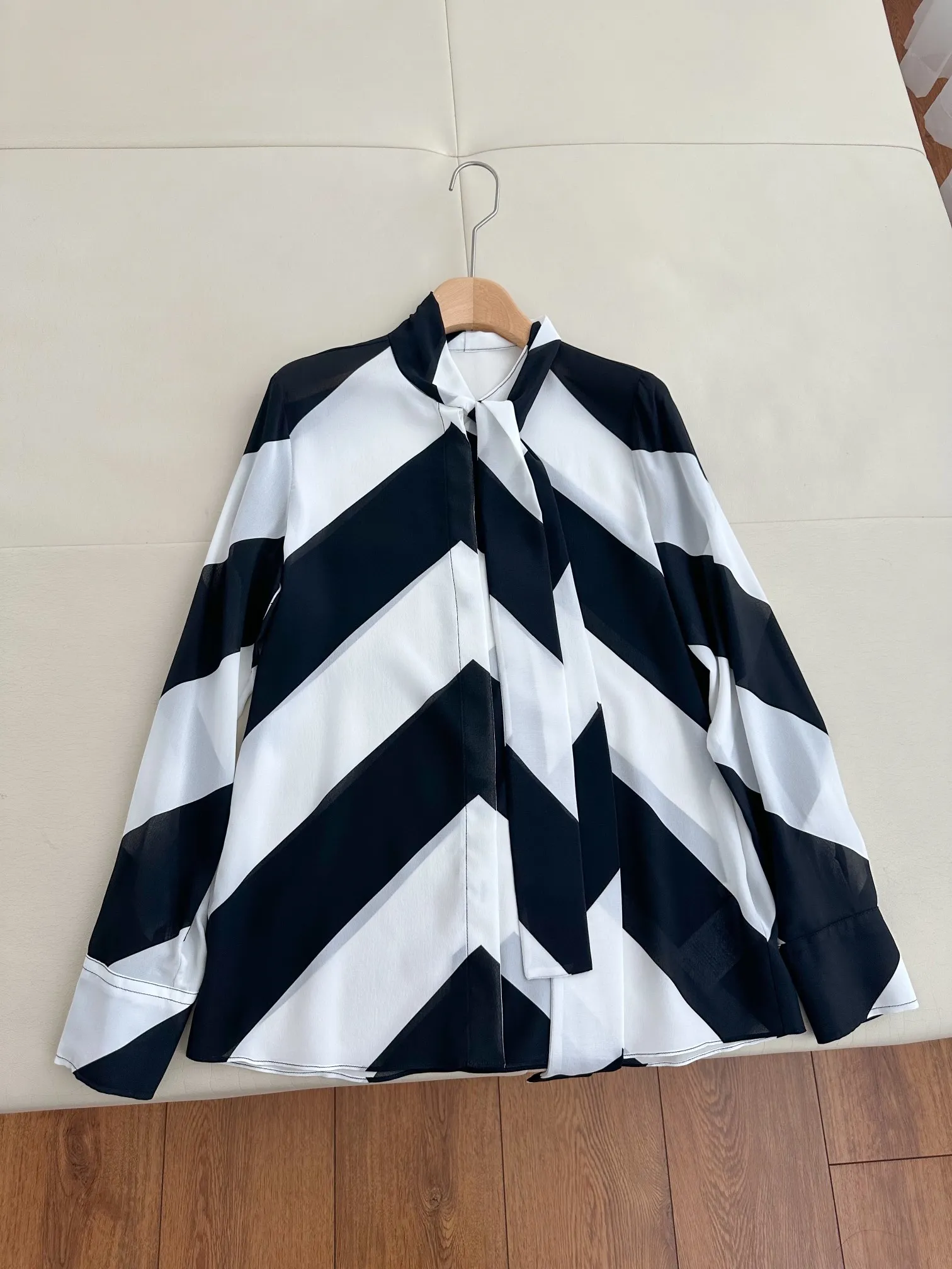 

2024 Spring/Summer New Women's WearFashionable Elegant Black and White Striped Ribbon Bow Tie Silk Shirt 0314