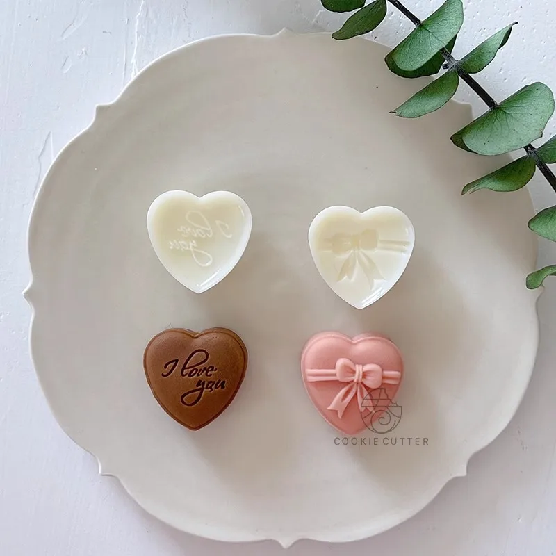 

2Pcs/Set 20g Mini Cute Mooncake Hand Pressed Mold Love Heart Shape Cookie Pastry Stamp DIY Chocolate Valentines’ Day Bakeware