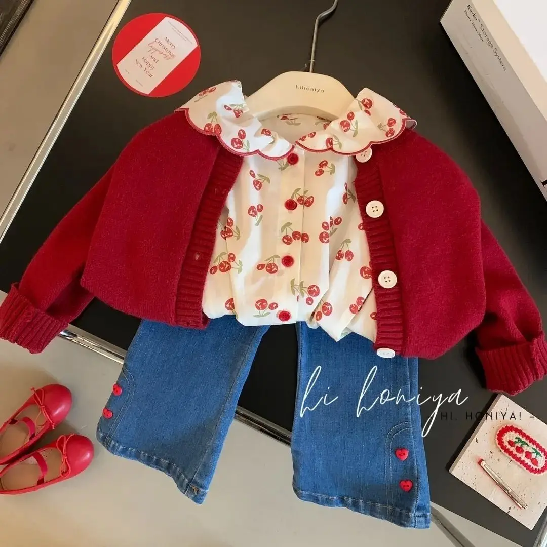 Set maglione da ragazza Primavera e autunno Nuova edizione coreana Giacca lavorata a maglia per bambini Camicia stile occidentale Jeans Set da 3 pezzi