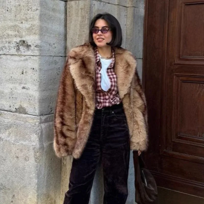 سترة نسائية شتوية جديدة لعام 2025 مقاس كبير من الفرو الصناعي قصيرة الطراز سميكة ودافئة من الفرو النباتي ملابس خارجية أشعث منفوش