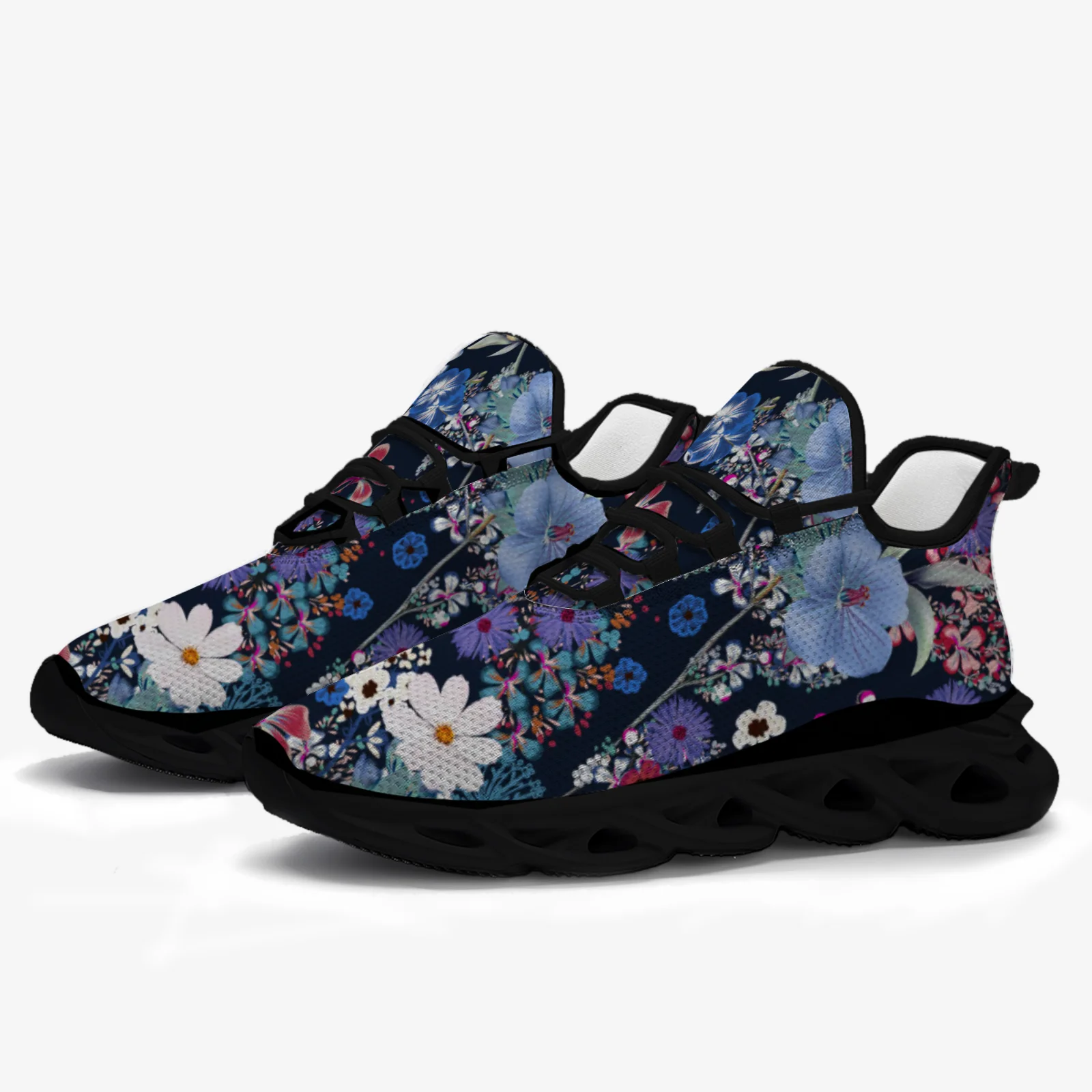 

These stylish printed casual sneakers feature a lightweight mesh upper and are suitable for both men and women