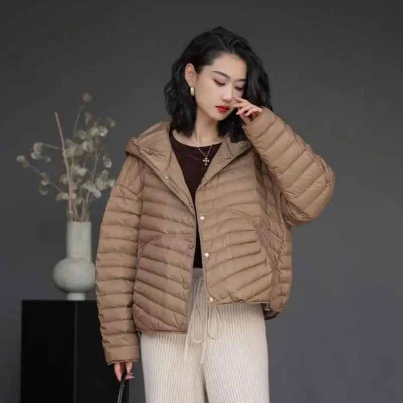 เสื้อแจ็คเก็ตขนเป็ดแบบมีฮู้ดน้ำหนักเบาสำหรับผู้หญิง สีขาว ดีไซน์เย็บลายขนนก สำหรับฤดูใบไม้ร่วงและฤดูหนาว สไตล์เกาหลี ใหม่ล่าสุด เหมาะสำหรับใส่เดินทางและทำงาน