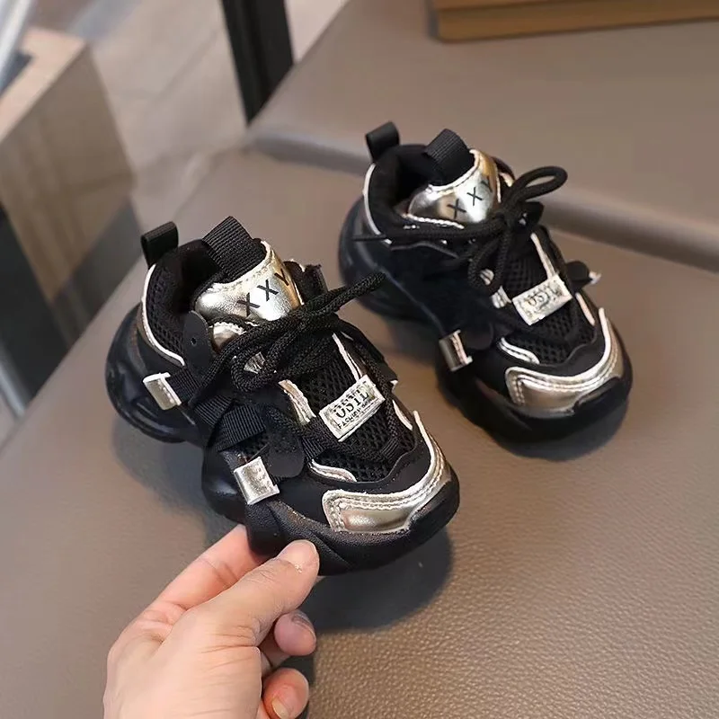 Sneakers per bambini Mesh Sneakers da ragazzo traspiranti da ragazza scarpe da corsa antiscivolo con suola morbida scarpe per bambini in stile coreano 2024 novità