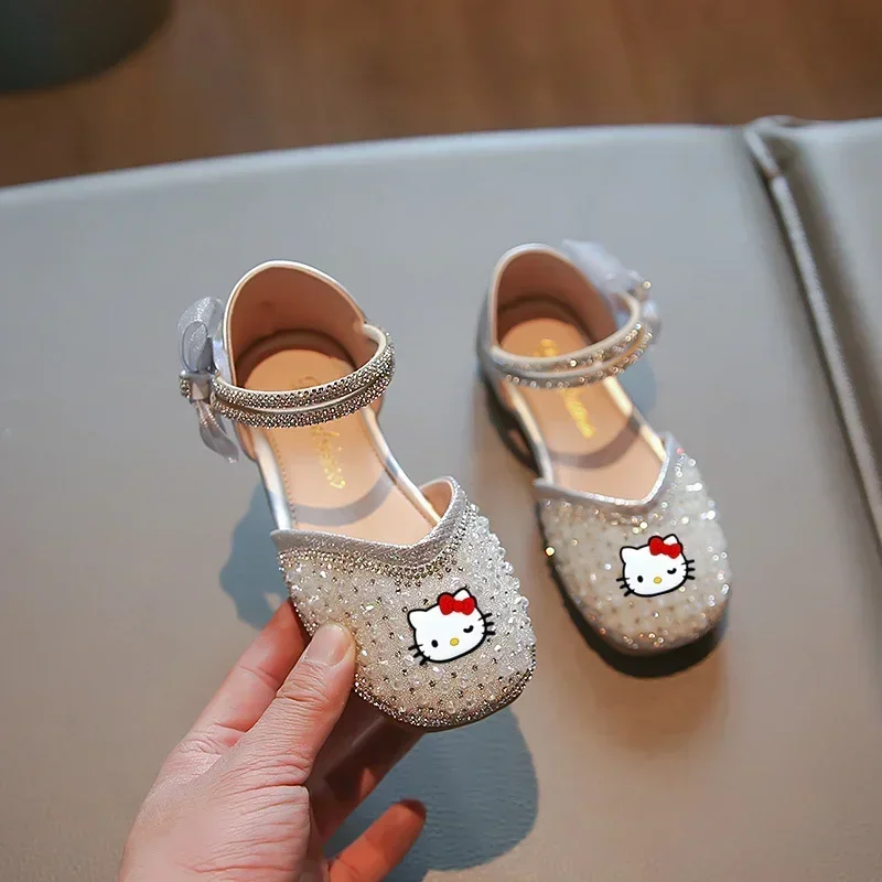 Sanrio hello kitty letnie nowe sandały dziewczęce kokardki księżniczka buty na występy taneczne kreskówki cekiny dziewczęce sandały