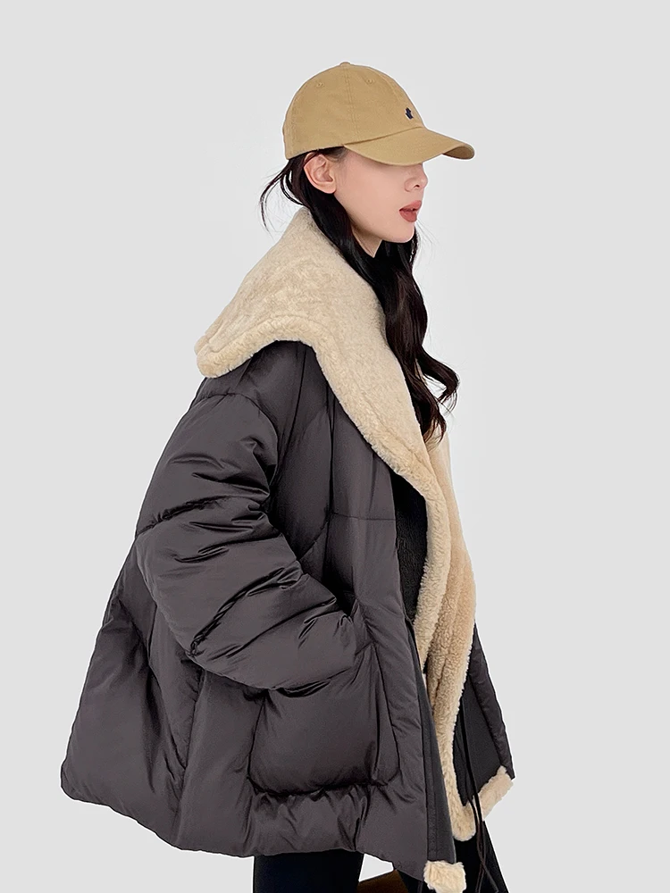 

Женская куртка из белого гусиного пуха с нано-сатиновой тканью, воротником-стойкой, поясом на талии, интегрированным мехом, длинными рукавами, свободного кроя, в уличном стиле