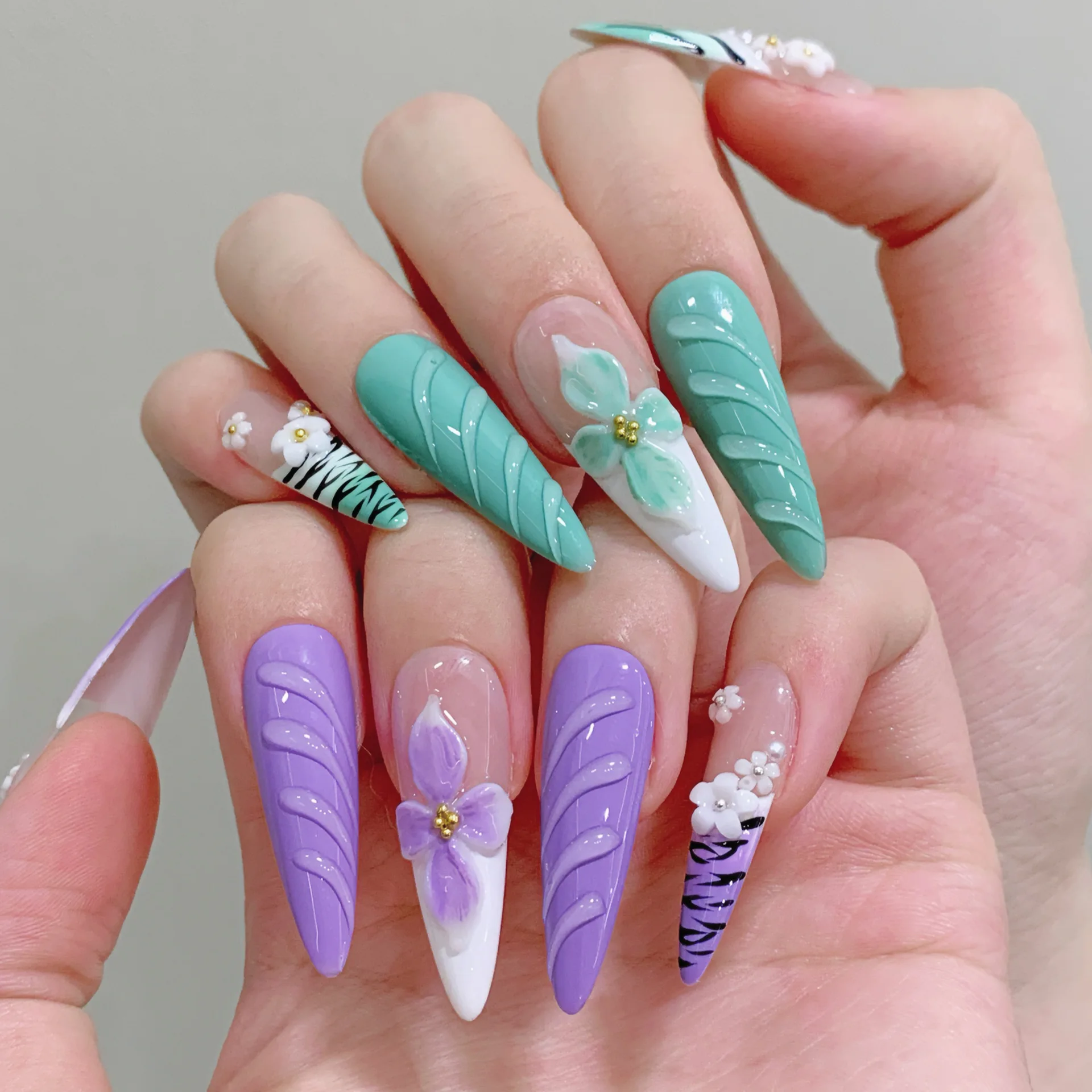 Spicy Girl – faux ongles français longs et amovibles, faits à la main, fleurs 3D, violet, vert, dégradé d'amande