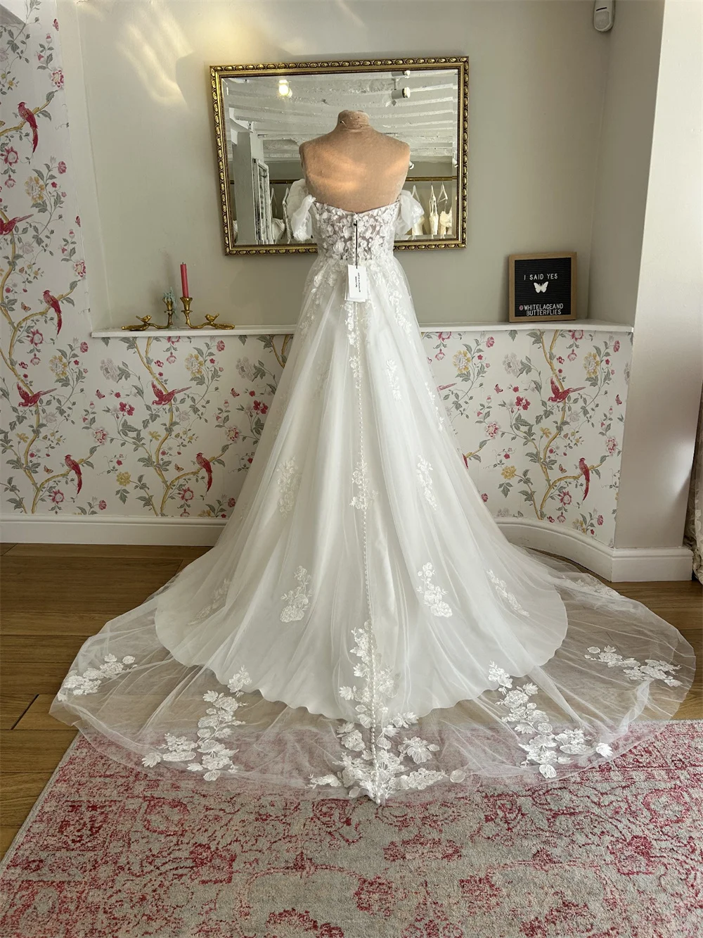 Tokyo Customized White Off Shoulder Wedding Dresses Short Sleeves A-Line Back Zip Bridal Gown Tulle Court Train Wedding Gown