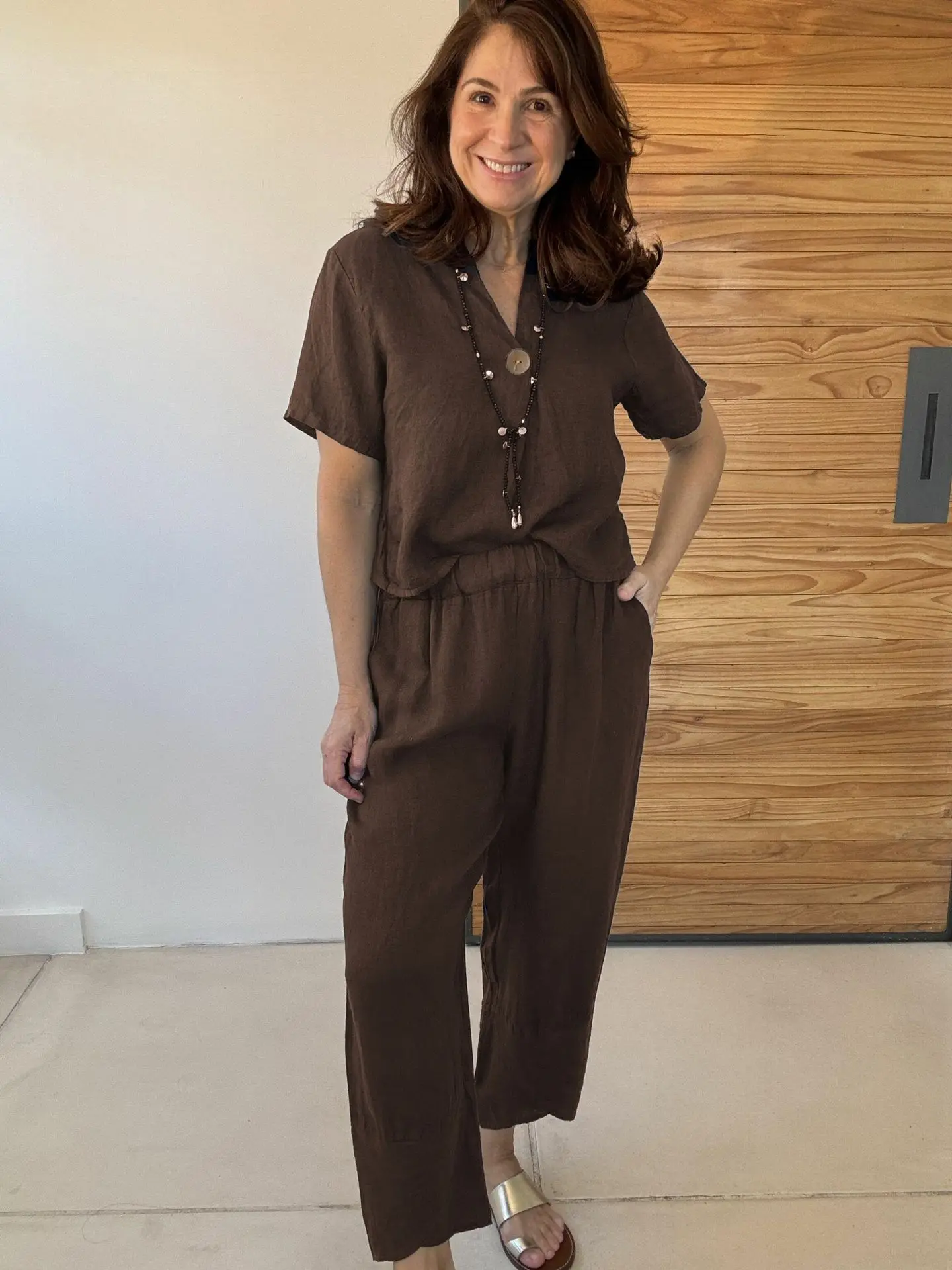 

2025 Women's Temperament Commuting Suit Fashionable Solid Color V-neck Short-sleeved Top + Loose Casual Trousers Two-piece Set