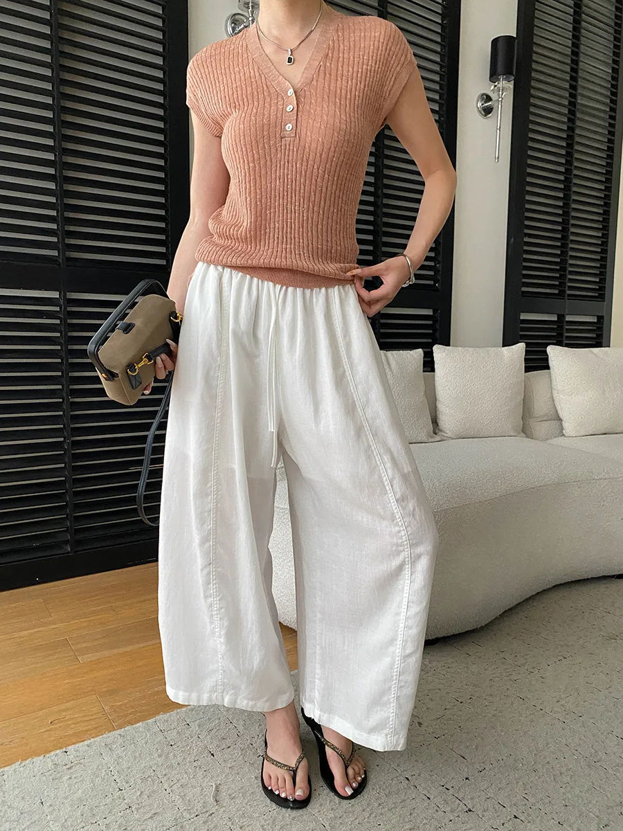 Sommerlicher Damenpullover in unifarbenem Design mit Knopfleiste, V-Ausschnitt und schlankem Schnitt, kurzärmelig. – Detail 22