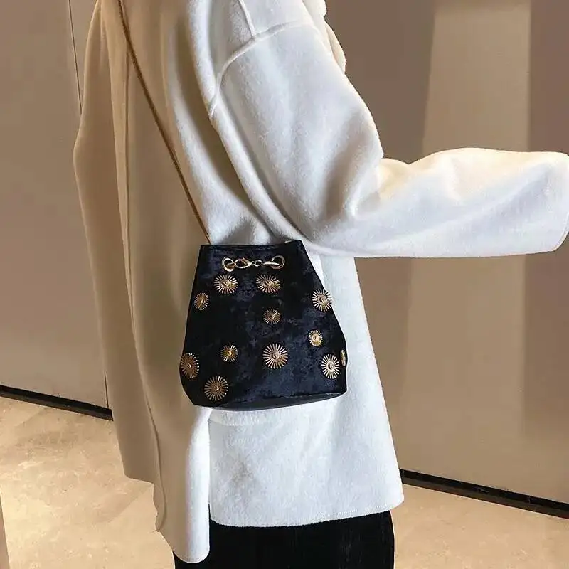 Haruku Retro Metal Applique Shoulder Bags Women Veet Large Capacity Crossbody Ladies Chain Design Bucket Bag 2025