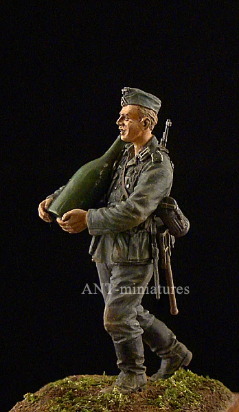 1/35 Resin White Model Resin Soldier Holding A Bottle To Celebrate The Model Requires Manual Coloring Of The Model