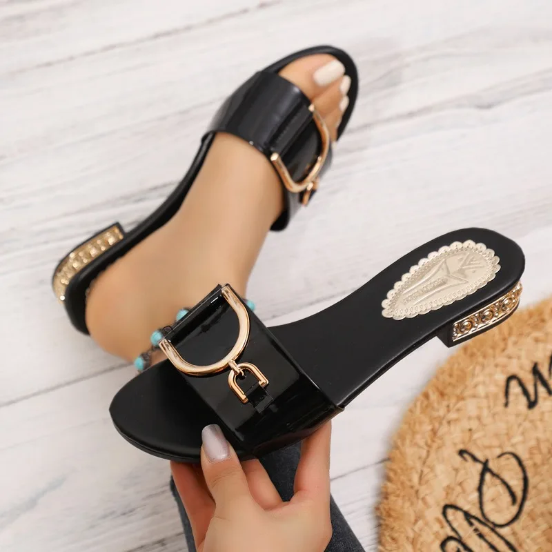 

Женские шлепанцы на низком каблуке 2026: Новые летние люксовые однотонные сандалии с квадратным открытым носком, повседневные удобные пляжные туфли