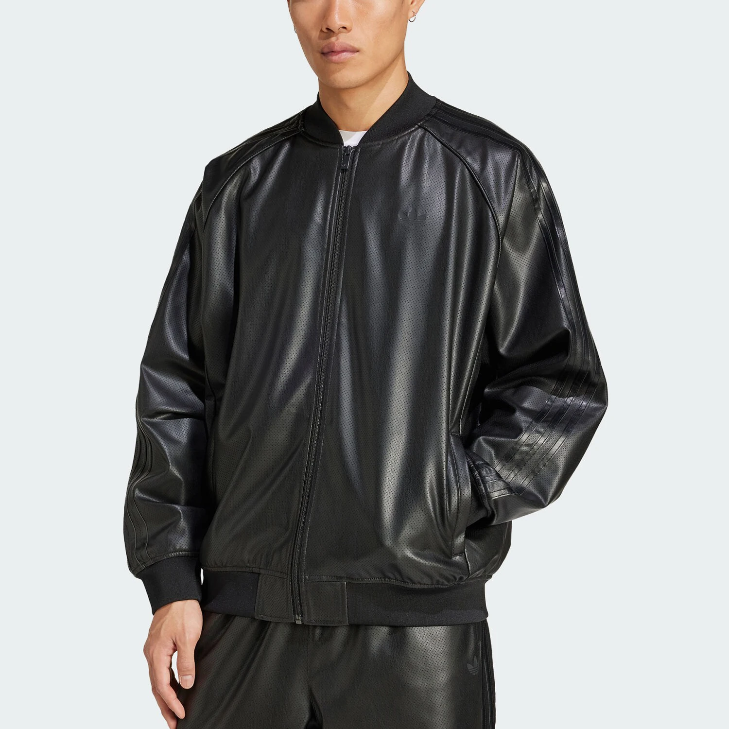 

Официальная мужская спортивная теплая свободная куртка Adidas из искусственной кожи с тремя полосками JC8220