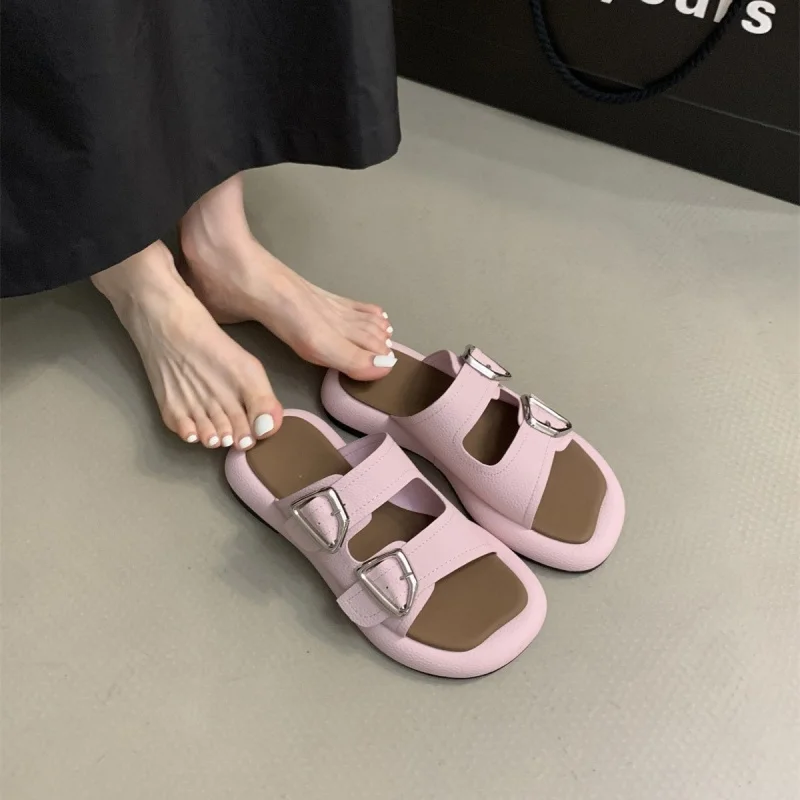 

Новые корейские тапочки 2025 года, удобные и повседневные сандалии на плоской подошве, летние уличные тапочки на толстой подошве для женщин