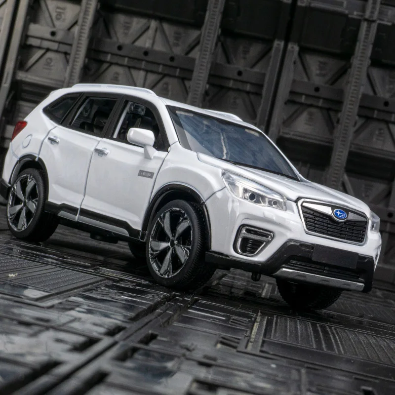 1:30 portas de modelo de carro em liga Subaru e capô do motor, o porta-malas pode ser aberto tem funções de som e iluminação simuladas, detalhes ricos