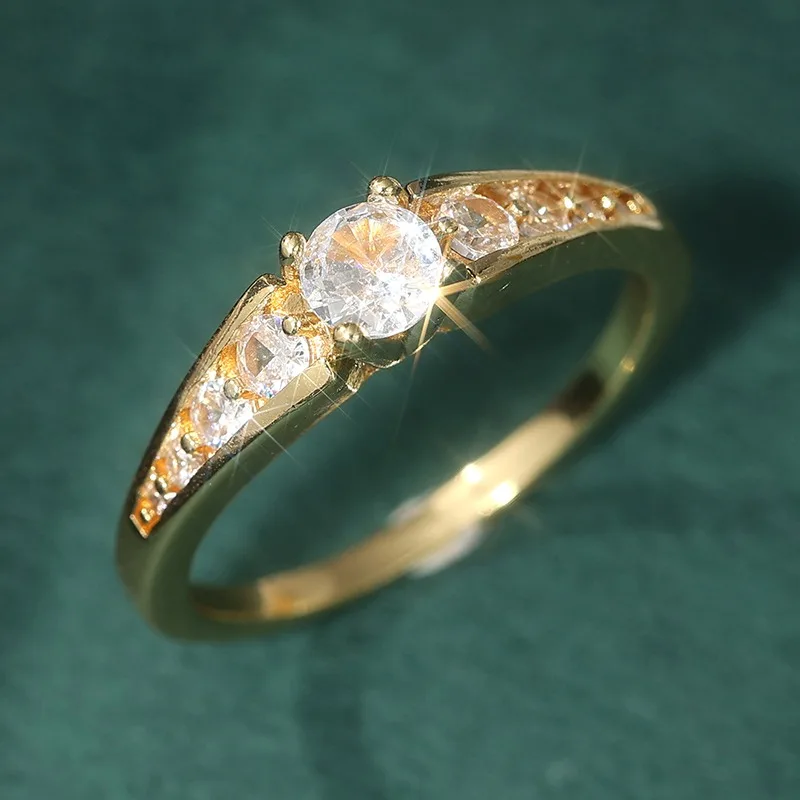 Schillernder goldfarbener, mit weißen CZ-Steinen eingelegter Damenring, geometrischer Schmuck für den täglichen Gebrauch, Partyschmuck – Detail 4
