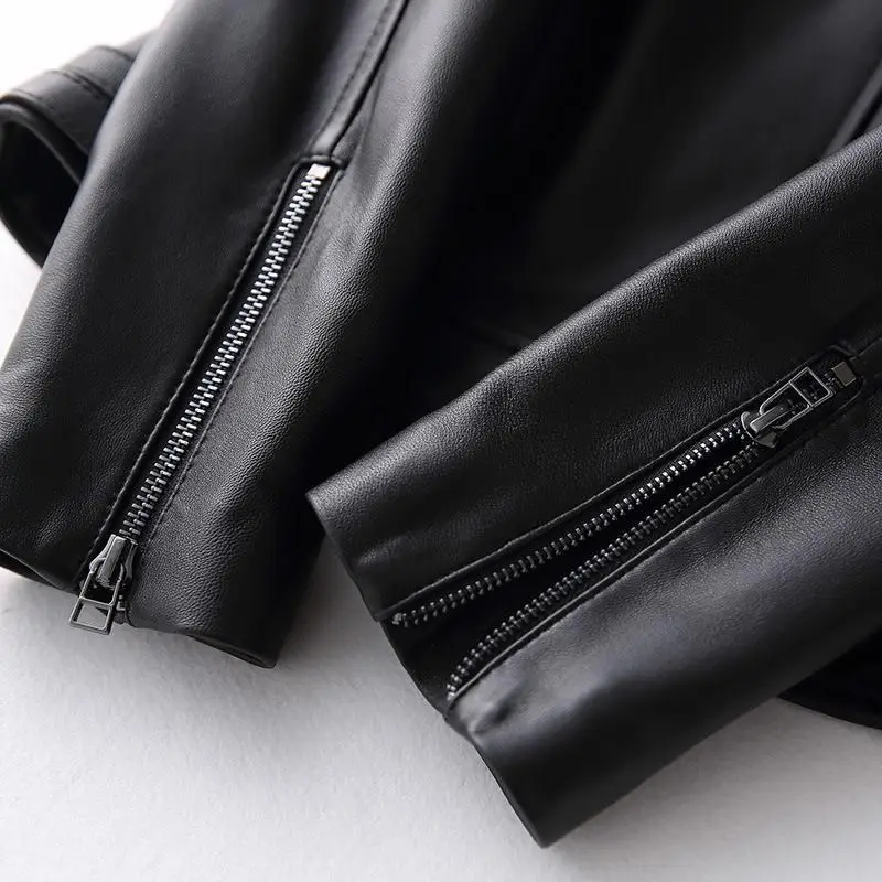 เสื้อโค้ทหนังเทียมผู้หญิง แจ็คเก็ตสีพื้น ปกพับ แขนยาว ซิป ทรงหลวม สไตล์มอเตอร์ไซค์ สตรีทแวร์ ฤดูใบไม้ผลิ ฤดูใบไม้ร่วง 2025