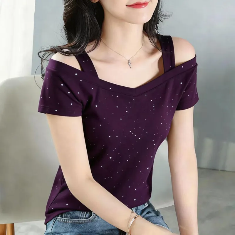Camiseta Feminina Roxa com Ombros Descobertos, Decote em V, Alça Dupla, Estampa de Pontos Brilhantes, Manga Curta, Ajuste Slim, Top Casual de Verão para Uso Diário