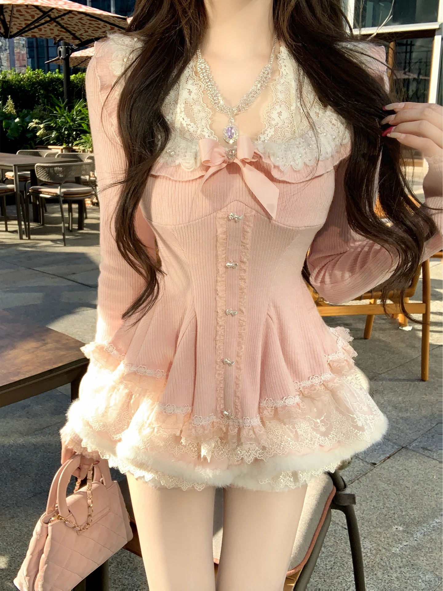 

Зимний комплект Rui: модные облегающие брюки с высокой талией и V-образным вырезом, коллекция 2025