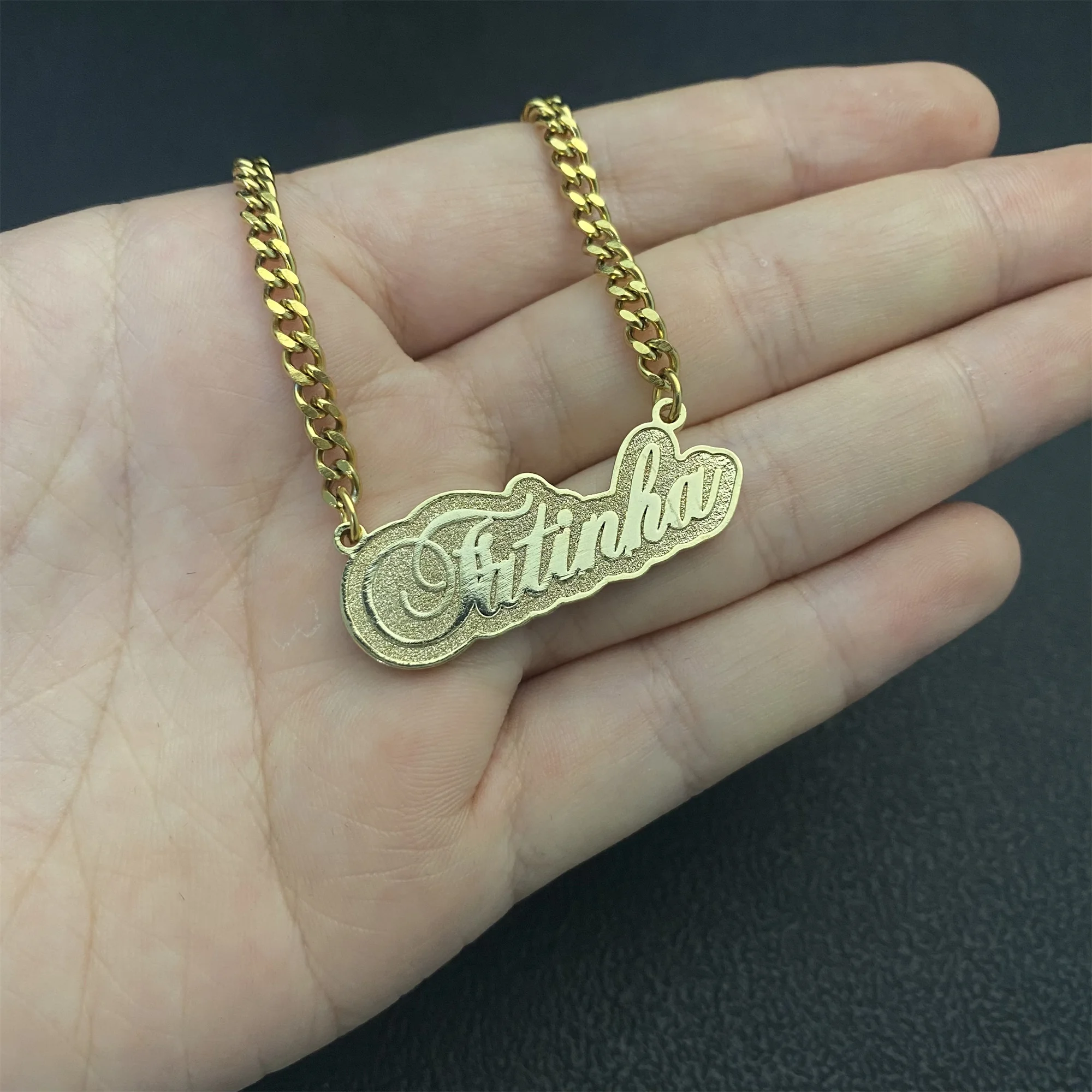 Collar con grabado de nombre personalizado para mujer y niña, cadena cubana, placa de identificación de acero inoxidable, colgante con letras