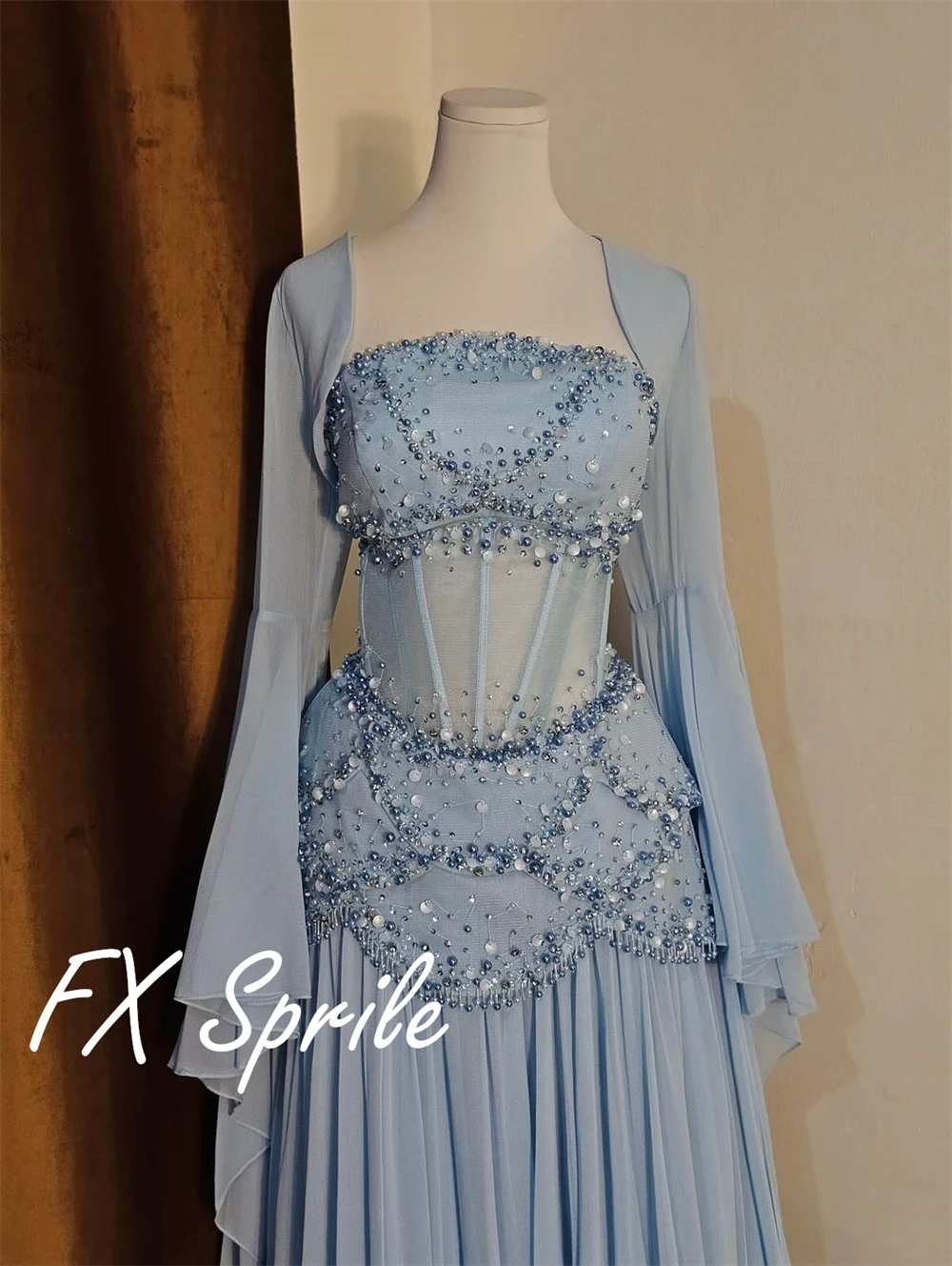 Maßgeschneidertes einfaches Chiffon-Abendkleid, modisch, trägerlos, mit langen Ärmeln, Heimkehrkleider, weicher Sweep-Zug, Vestido De Festa