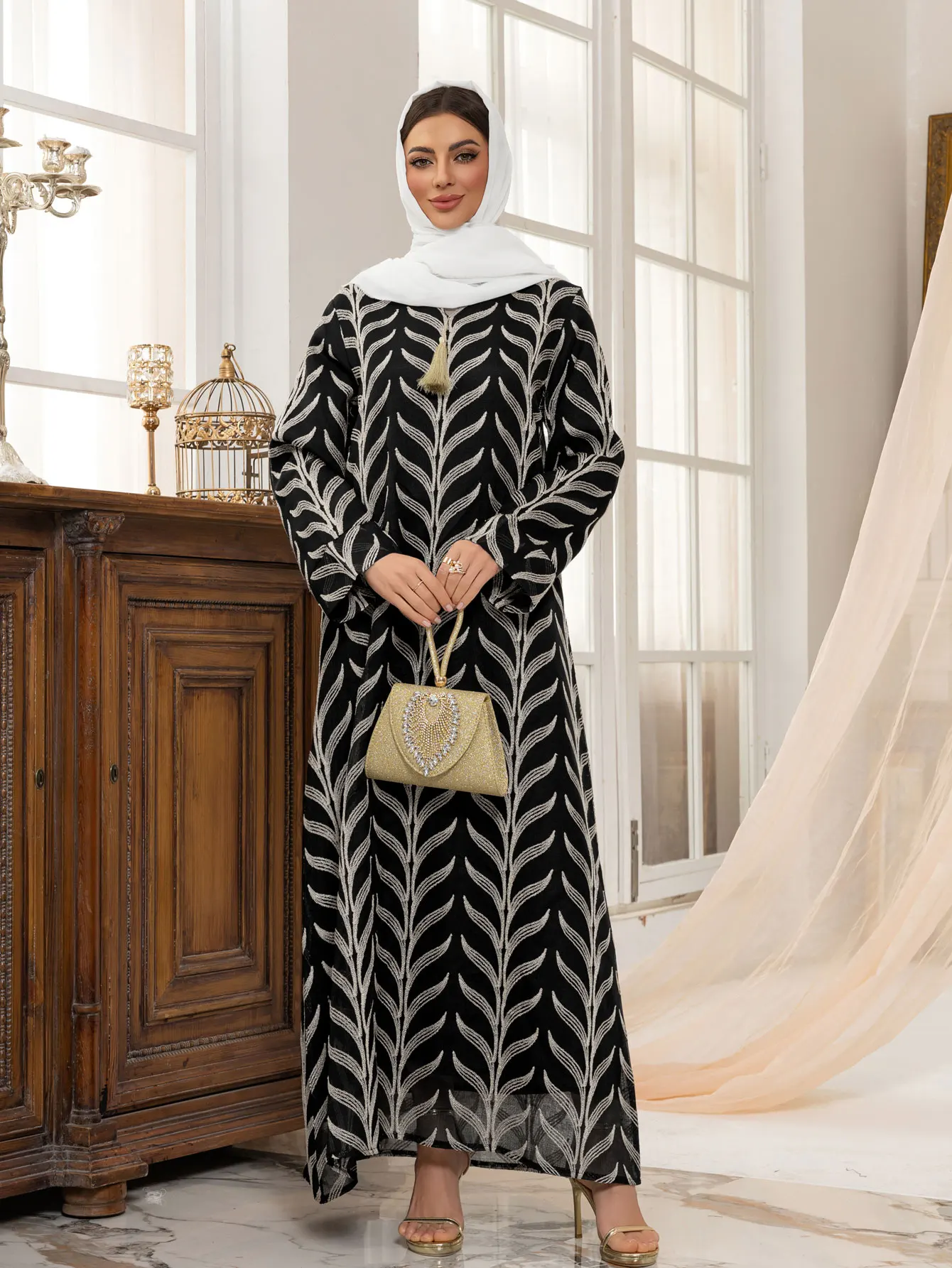 Elegante Abaya nero musulmano decorato con motivi a foglie bianche, nappa chic per l'uso quotidiano e le occasioni festive all'interno islamico