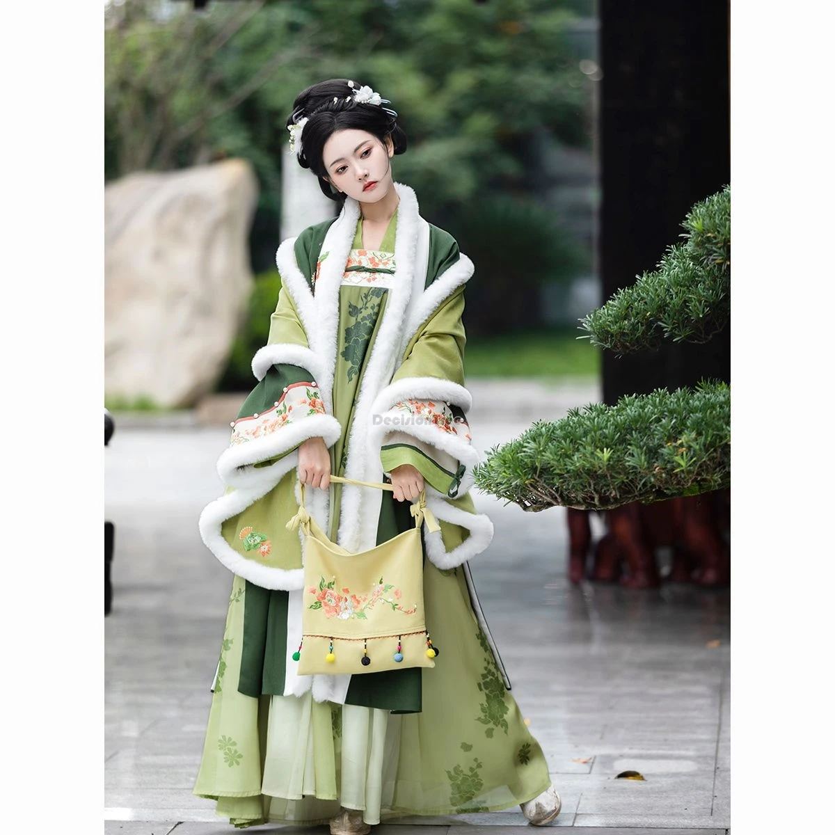 

2025 chinese improved ancient tang dynasty style women's embroidered chest-level hanfu winter thickened retro loose hanfu set