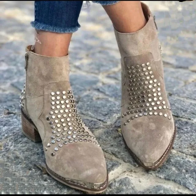 Vintage Western Nietenverzierte Stiefeletten für Damen aus Wildleder mit Blockabsatz, seitlichem Reißverschluss und spitzer Zehenpartie, kurze Stiefel für Mode, Party und Streetwear. – Detail 3