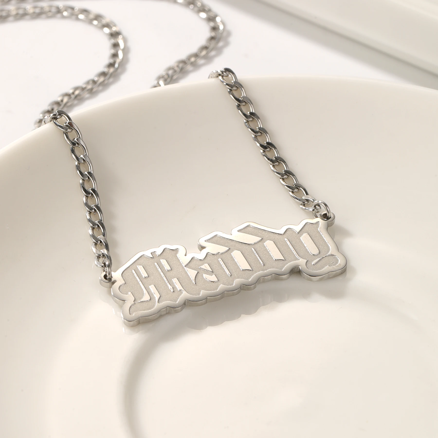 قلادة اسم مخصصة عالية الجودة من الفولاذ المقاوم للصدأ هدية مجوهرات عصرية مطلية بالذهب عيار 18 قيراط هدية للأقارب والأصدقاء