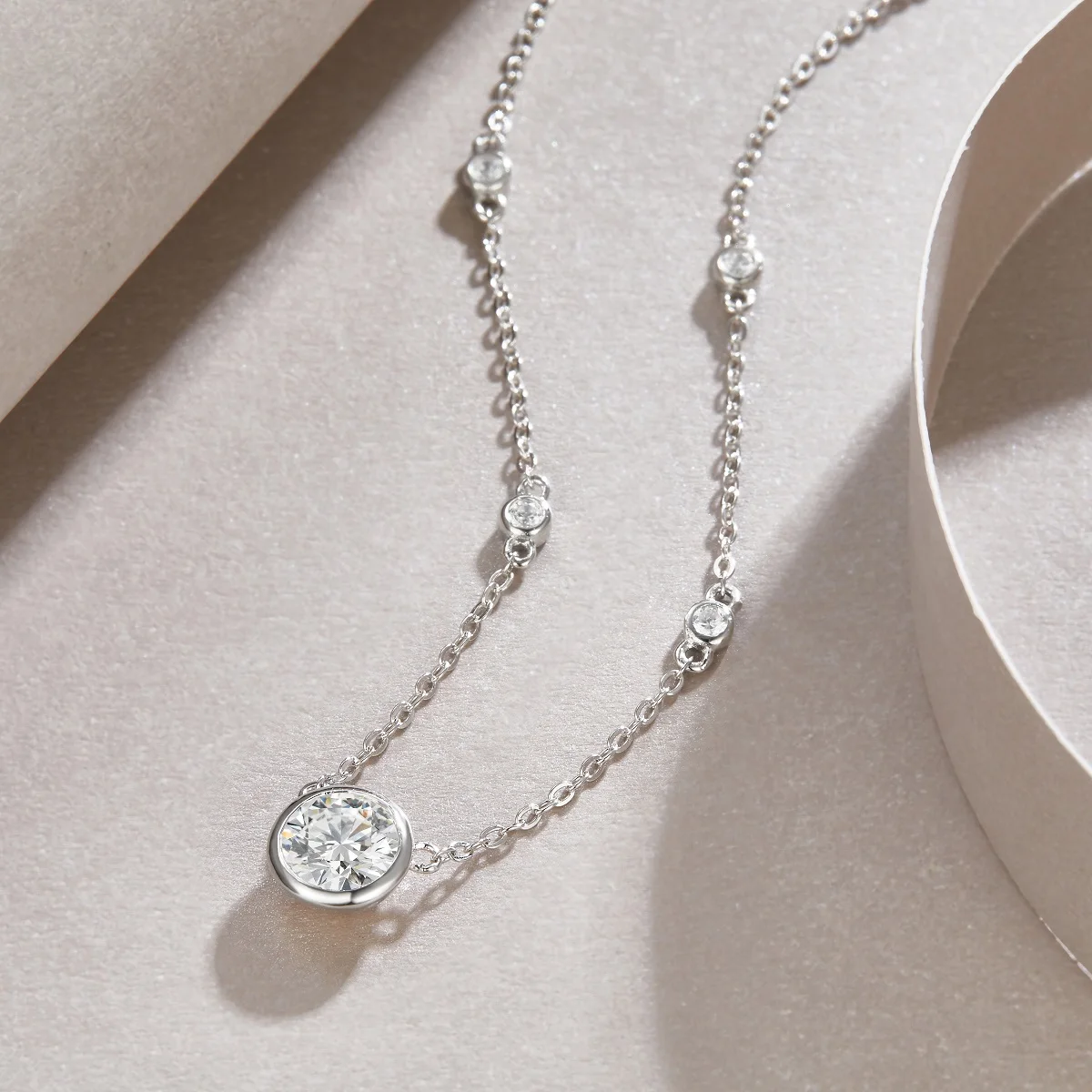 

1ct Bezel Moissanite Necklace for Women S925 Sterling Silver Round Diamond Pendant Choker Chain Party Jewelry Gift