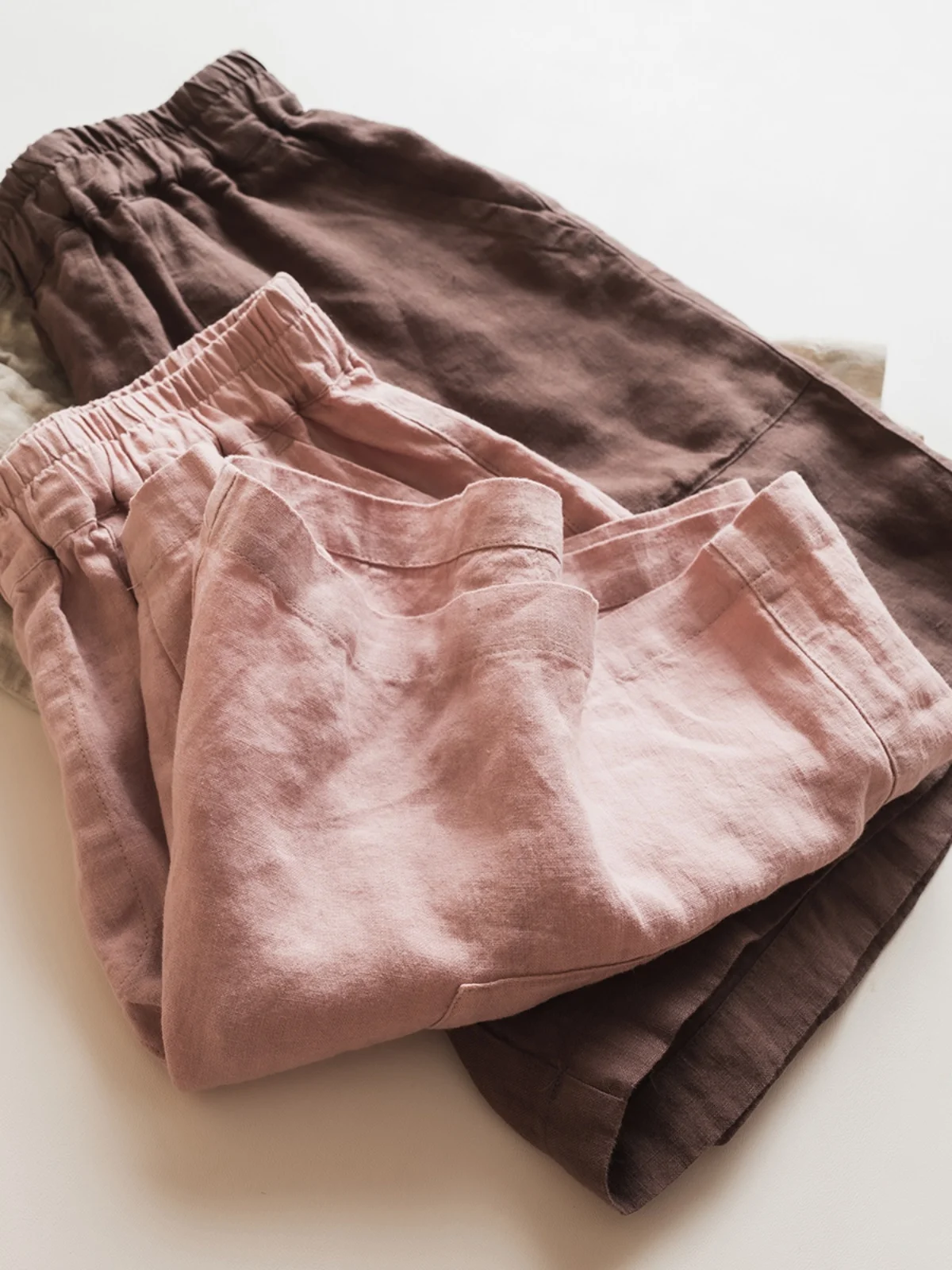 กางเกงขายาวผ้าลินินทรงหลวมสำหรับผู้หญิง ฤดูร้อน เนื้อผ้าบาง ไซส์ใหญ่ ใหม่ สวมใส่สบาย ลำลอง เดินสบาย เย็นสบาย ความยาวห้าส่วน เหมาะสำหรับใส่ไปทำงาน