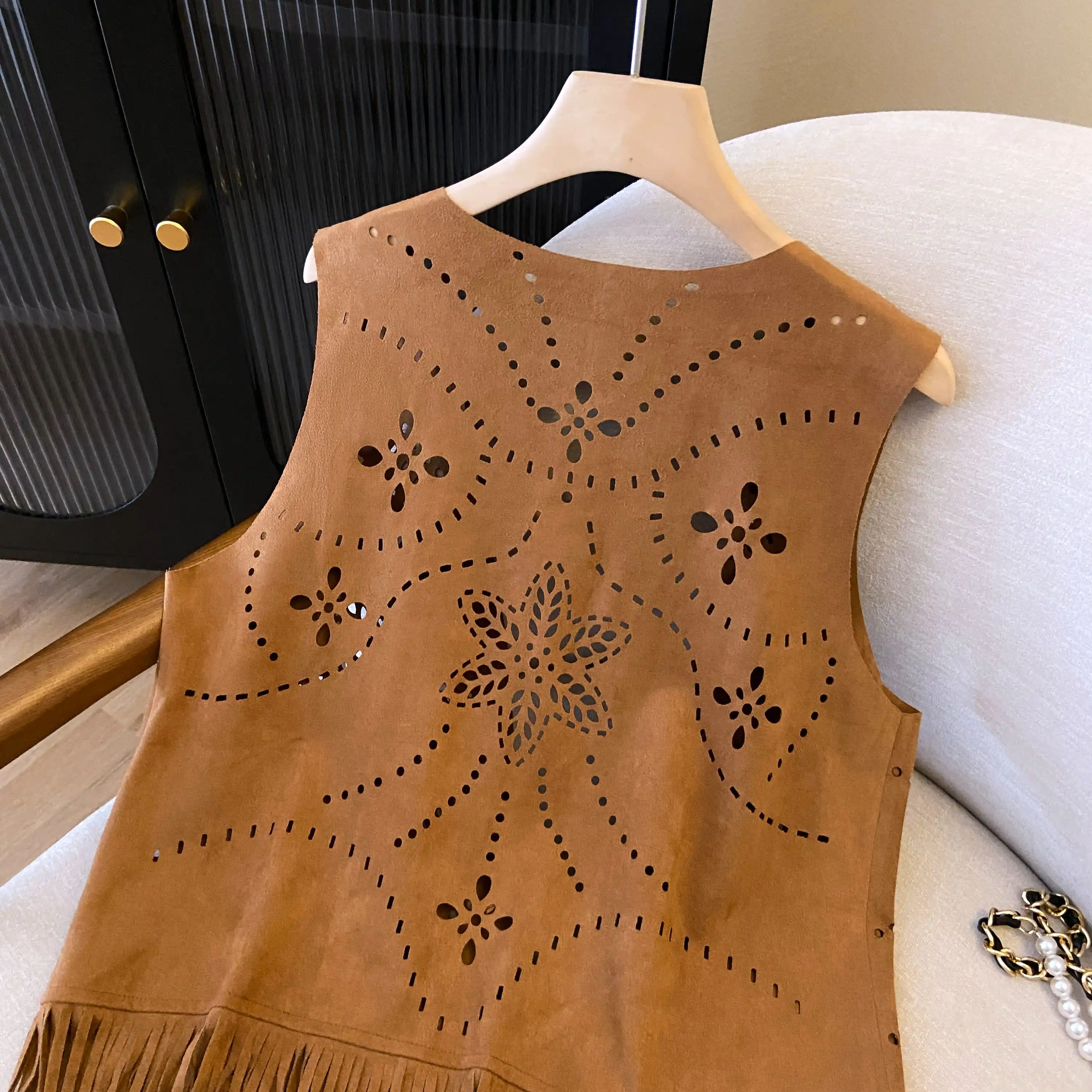 Colete de Camurça com Franjas Longas e Bordado Floral em Estilo Casual para Mulheres