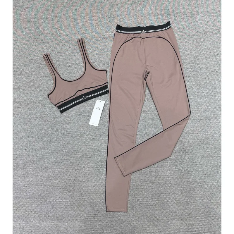 AL* Yoga Set: Gestreept, kleurblokdesign dat de lichaamsproporties verlengt; hoog-elastisch, snel-droogend vest gecombineerd met broek.