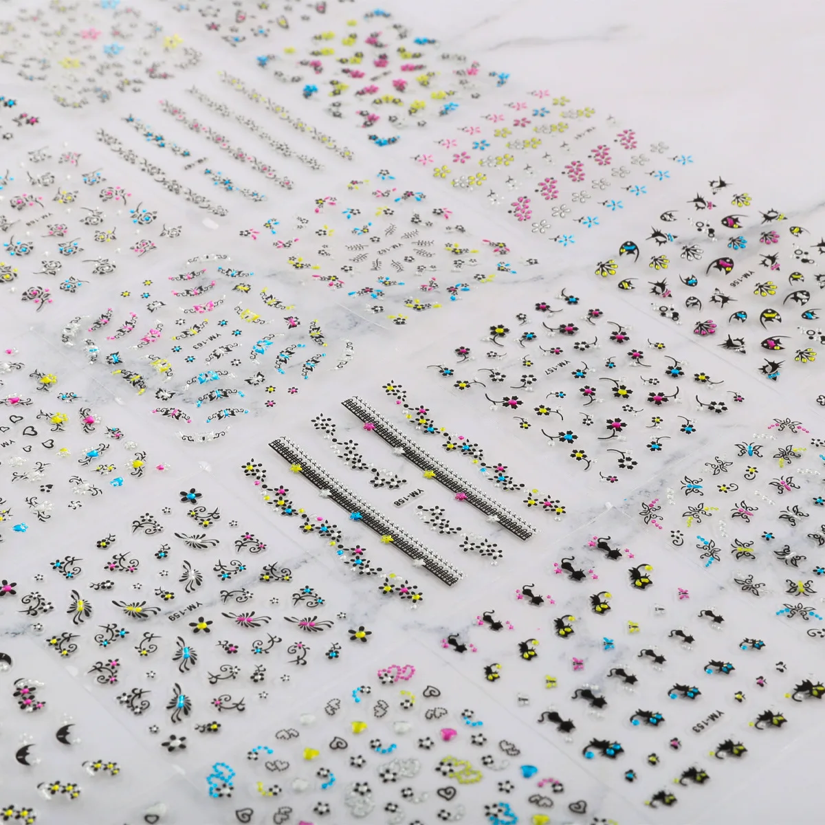 30 قطعة من ملصقات الأظافر الفنية، ملصقات أظافر عصرية يمكن ارتداؤها على الطراز البسيط مع أنماط الزهور والقلب والفراشة #3