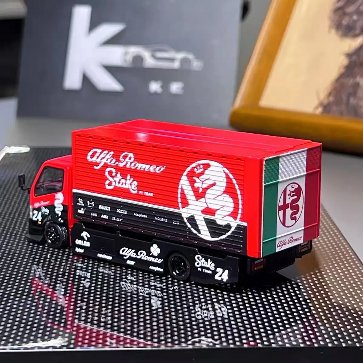 Stock pronti Micro Turbo 1/64 Gull Wing Gat Camion personalizzato Collezione rossa metallizzata Modello di auto in scala regalo