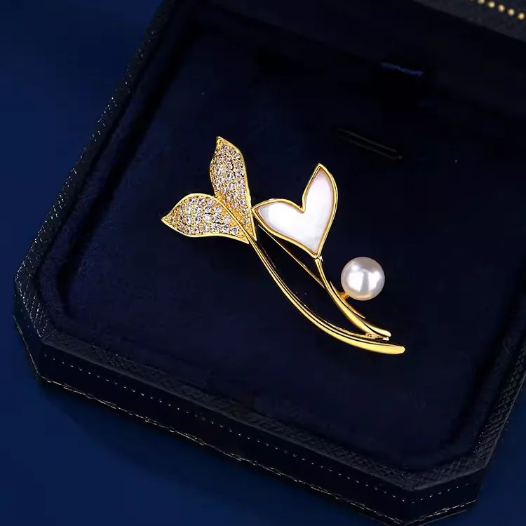 بروش ذيل الحوت الراقية للنساء خفيف فاخر بتصميم متخصص إحساس تقليد قذيفة اللؤلؤ الصدار المضاد للضوء مشبك دبوس مع يهودي