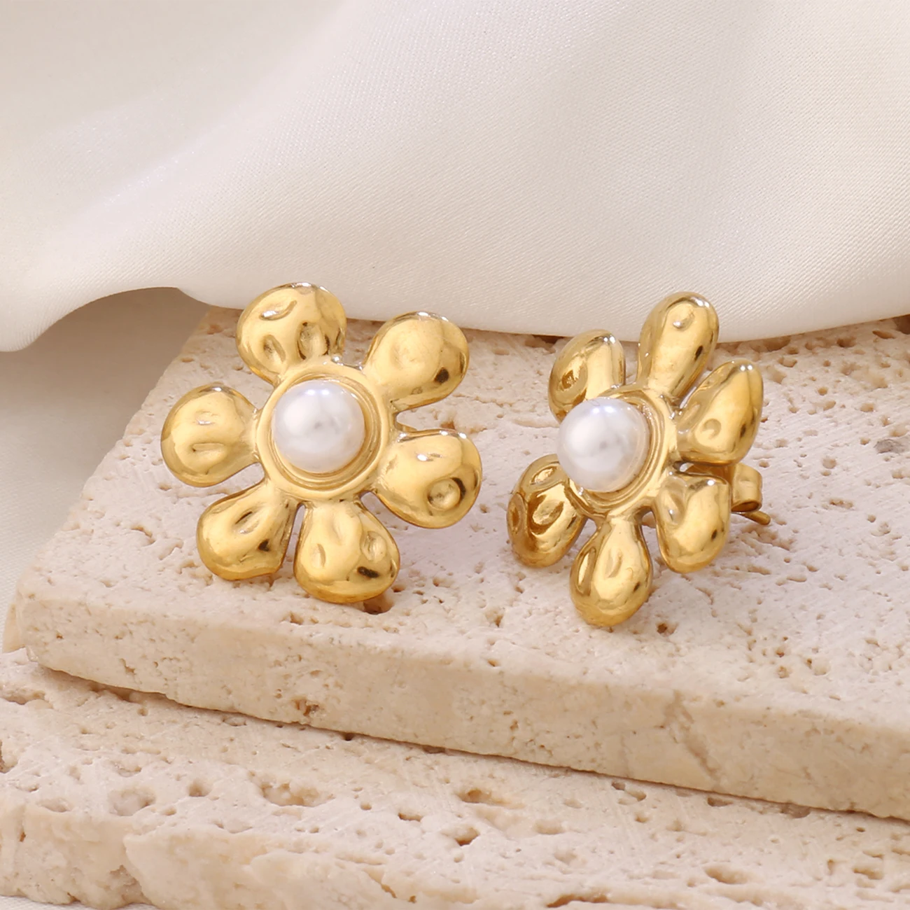 18K Gold Stainless Steel Imitation Pearl Flower Stud Earrings For Women Korean Floral Flower Earring Wedding Party Jewelry Gifts