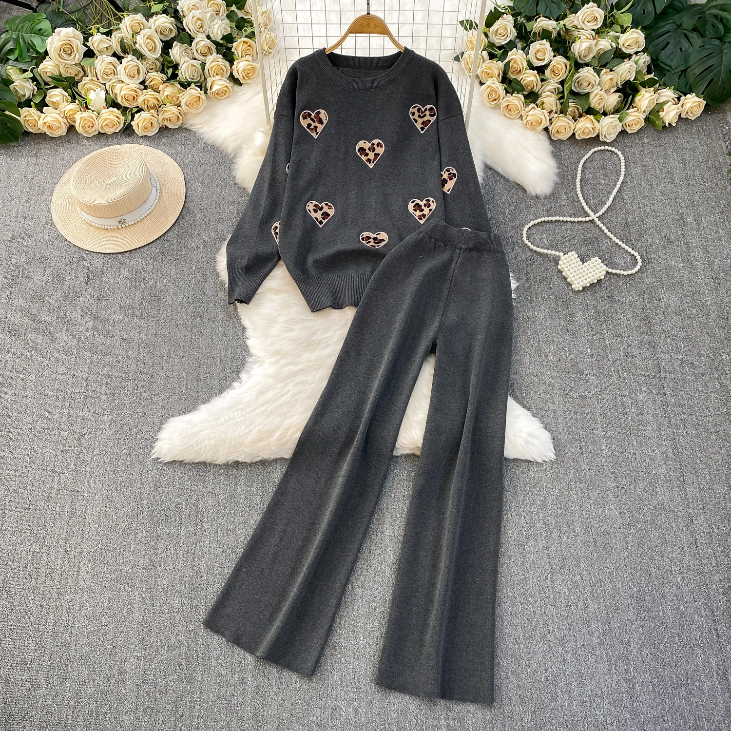 ALPHALMODA 2025, Leoparden-gestickte Liebe, Rundhalsausschnitt, Pullover-Oberteil + hohe Taille, gerade Strickhose, Damenmode 2-teiliger Anzug